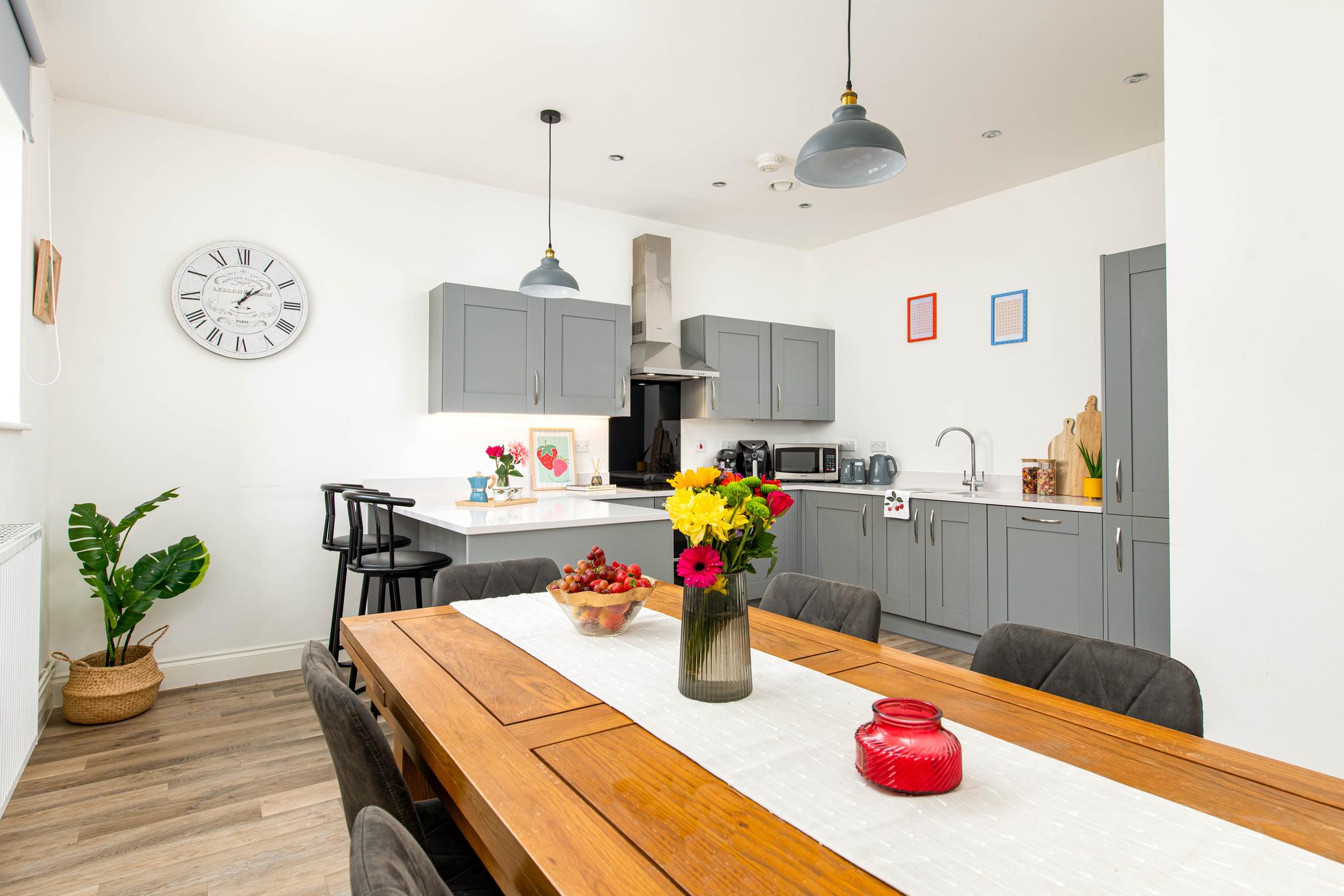 NEW-Modern 4Bed-4Bath House-Sleeps 11-Parking1