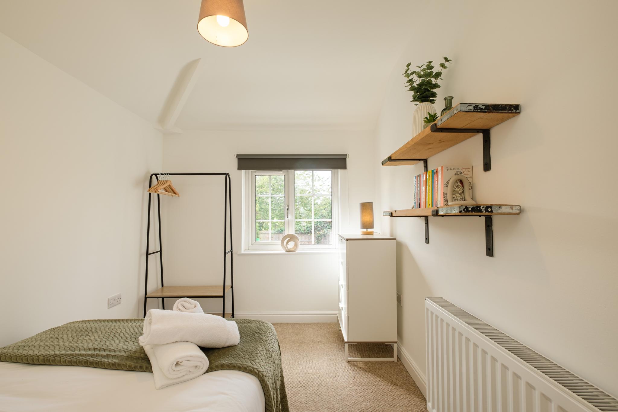 Long Stays-4Bed-2Bath-Parking-By FabAccommodation6