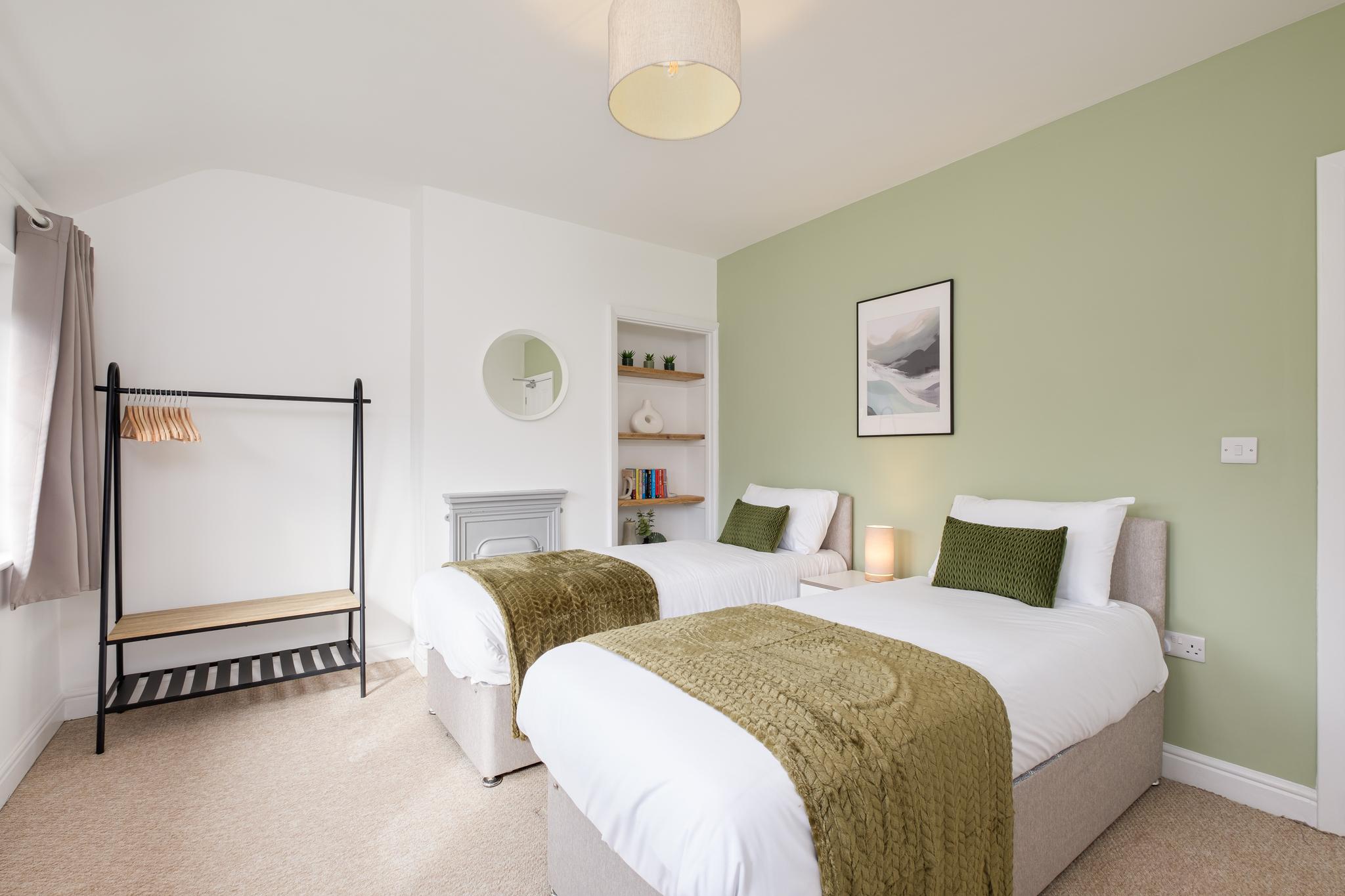 Long Stays-4Bed-2Bath-Parking-By FabAccommodation4