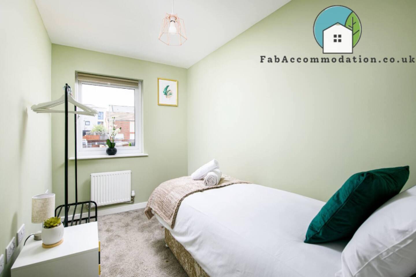 Long Stays- 4bed-2bath-6 beds-By FabAccommodation5