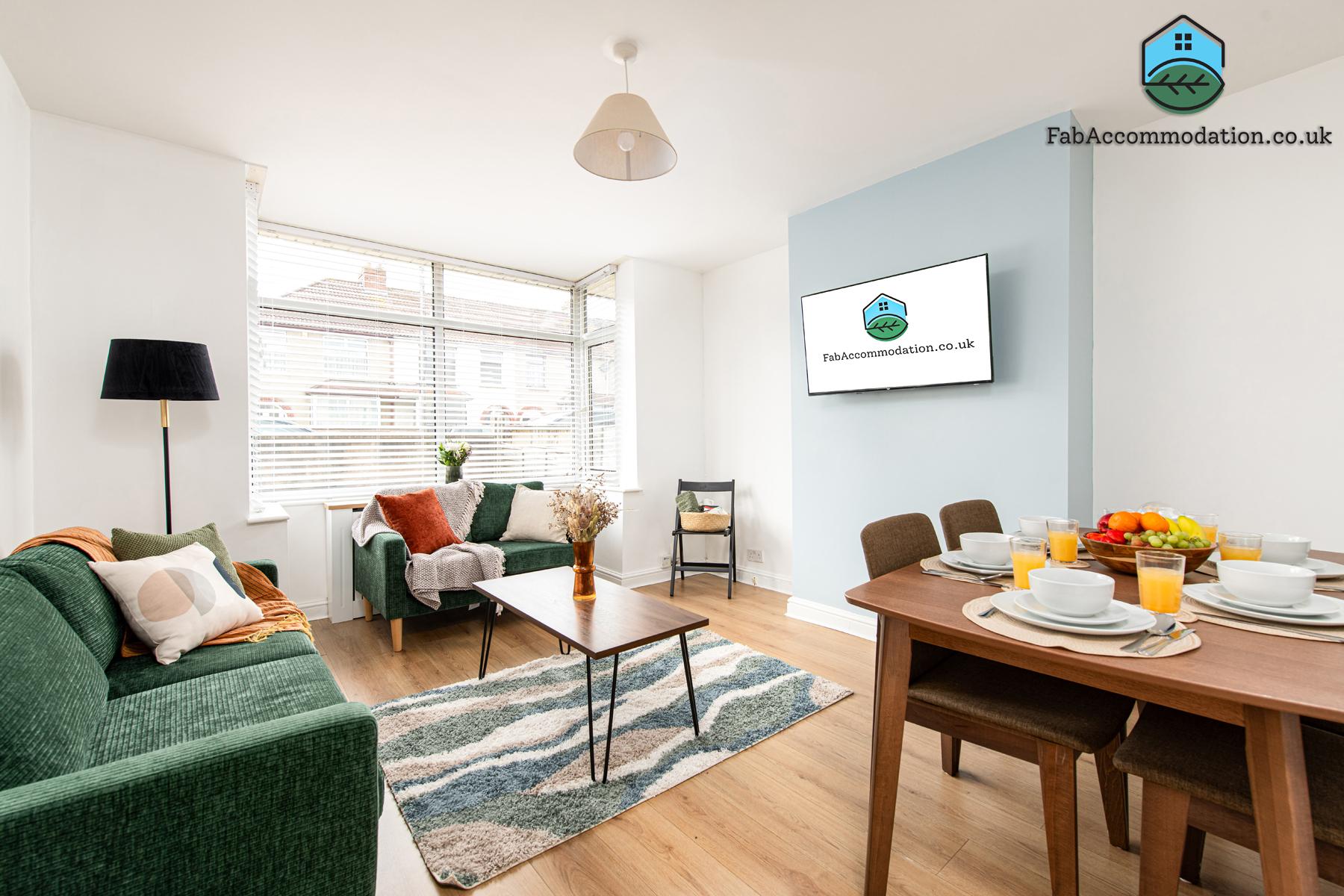 LongStays- 4bed-2bath-6 beds-By FabAccommodation1