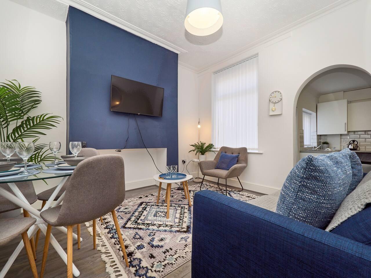 Woodcroft House | Liverpool 4BR Sleeps 8 | Parking1
