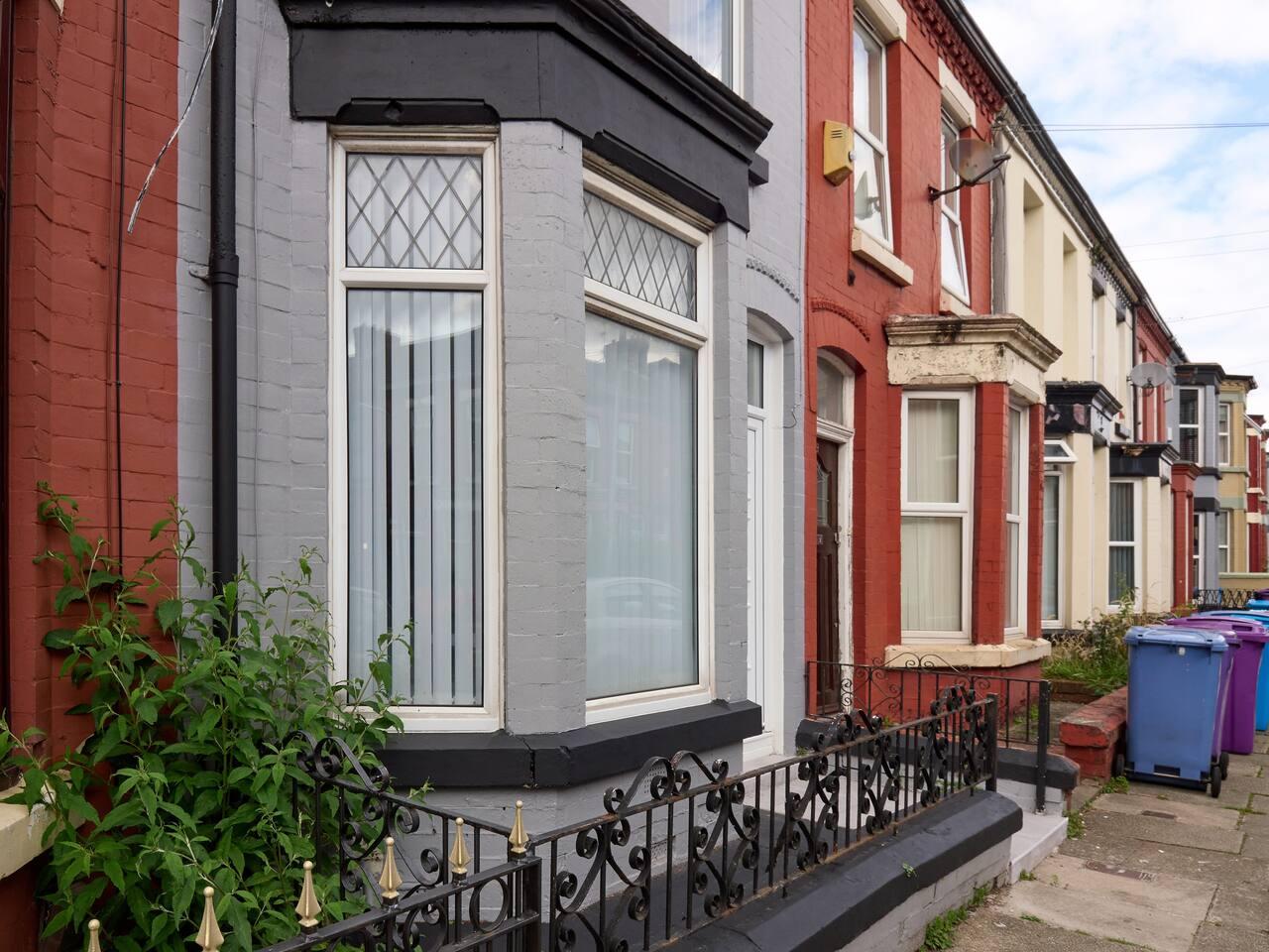 Woodcroft House | Liverpool 4BR Sleeps 8 | Parking4