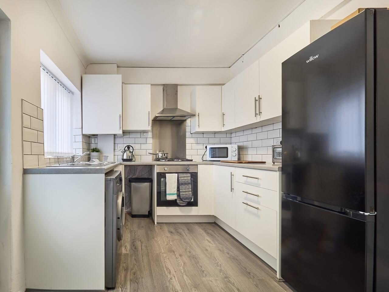 Woodcroft House | Liverpool 4BR Sleeps 8 | Parking5