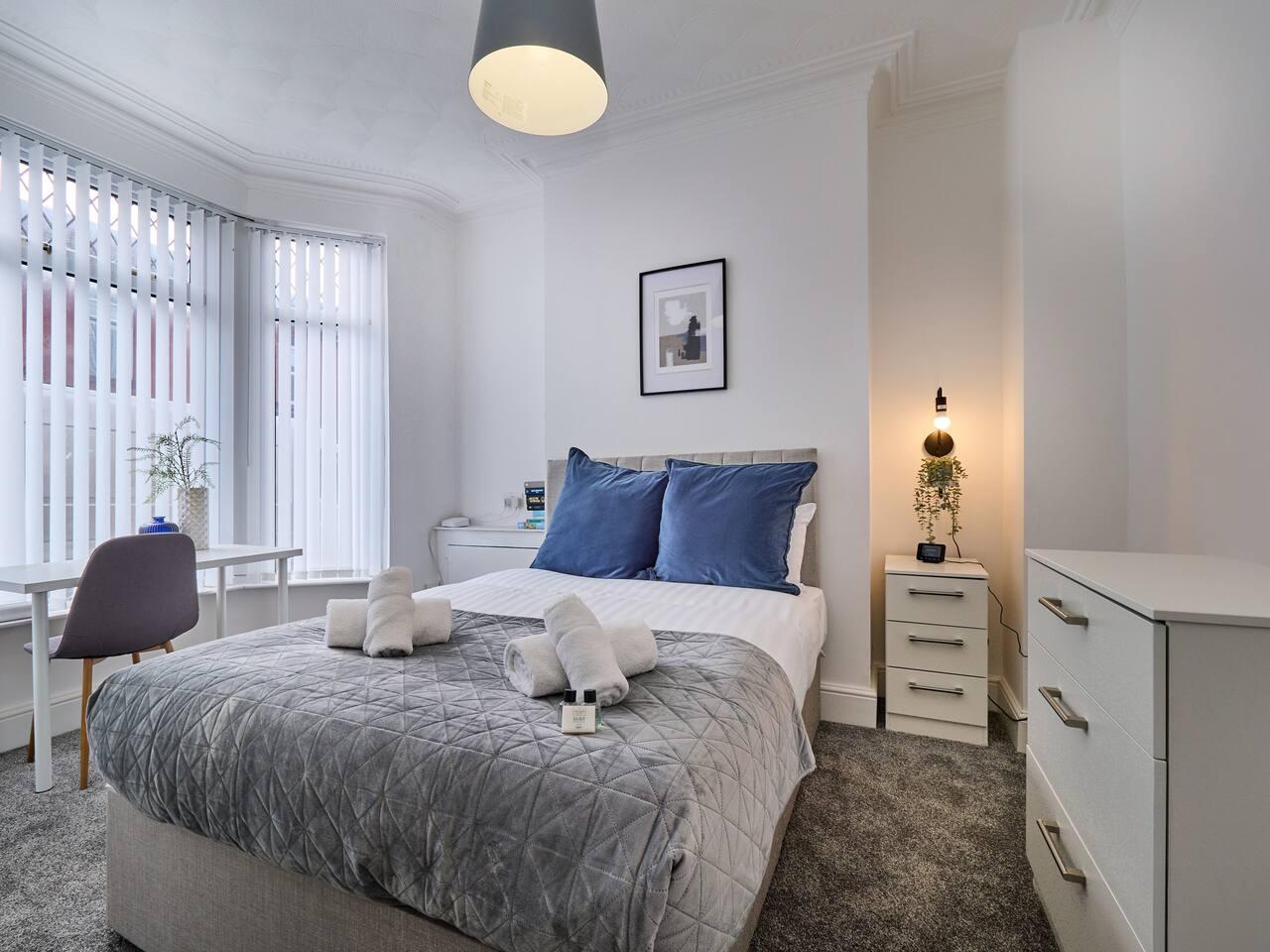Woodcroft House | Liverpool 4BR Sleeps 8 | Parking6