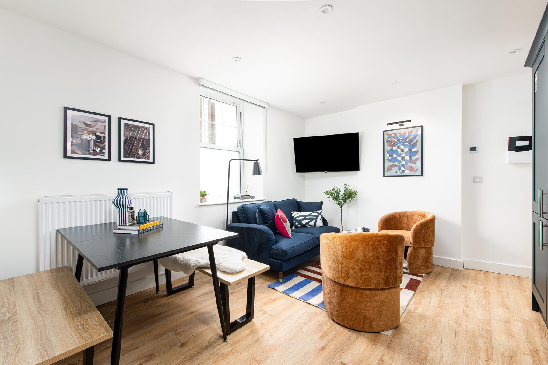 Chic-5bed-5bath-FreeParking-By FabAccommodation4