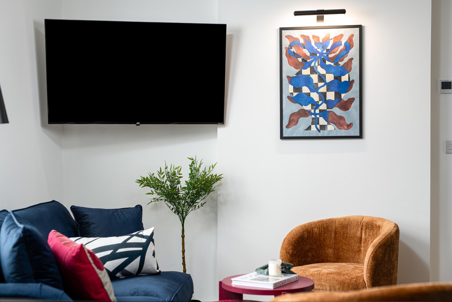 Chic-5bed-5bath-FreeParking-By FabAccommodation3