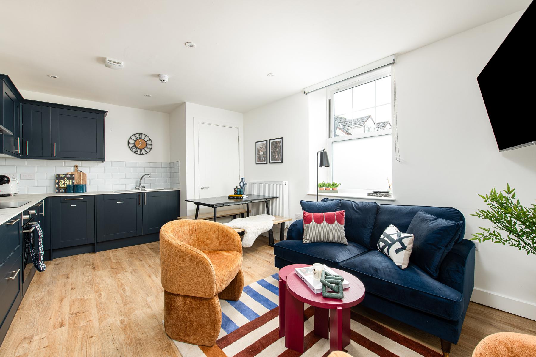 Chic-5bed-5bath-FreeParking-By FabAccommodation5