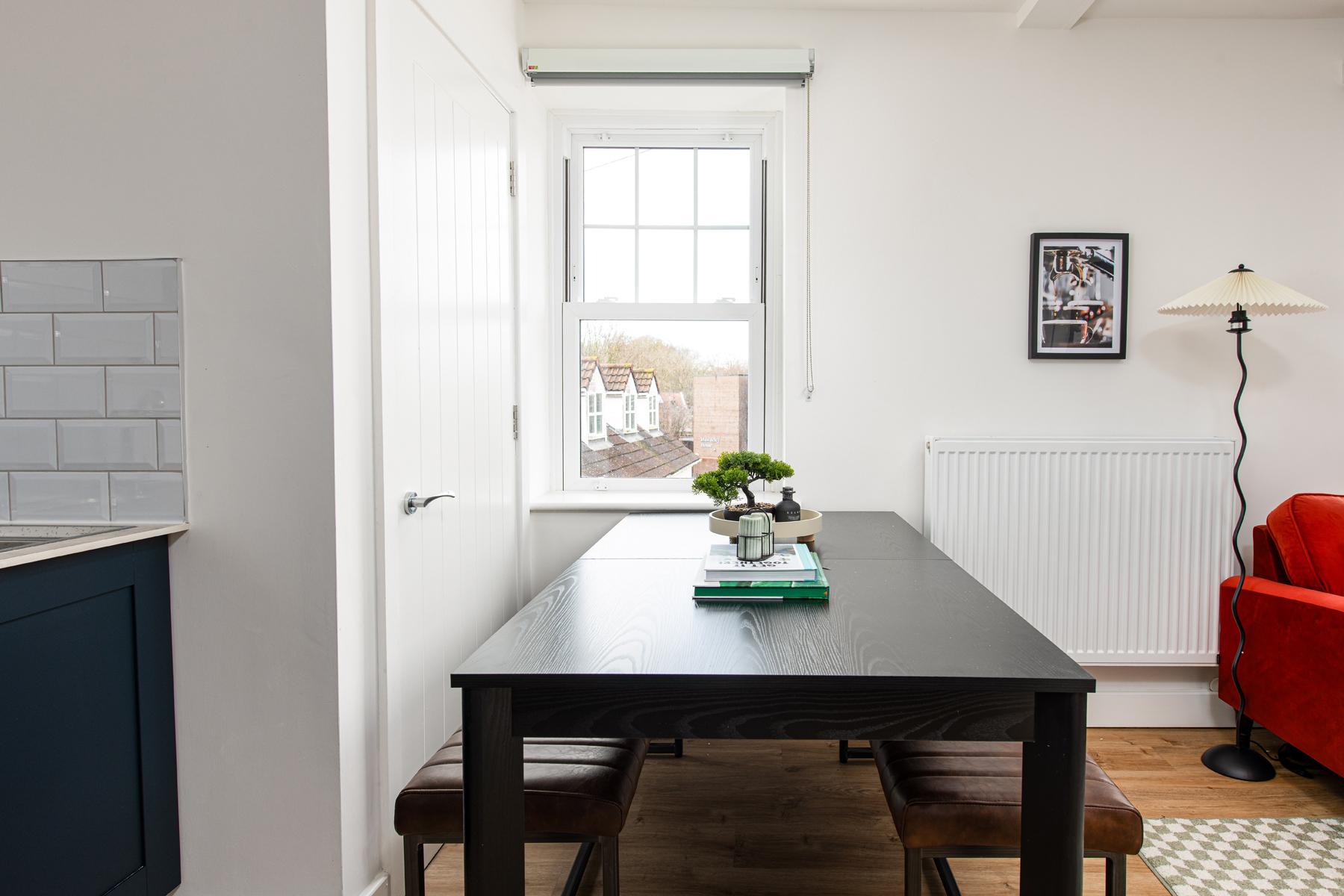 Stylish-5bed-5bath-FreeParking-By FabAccommodation6