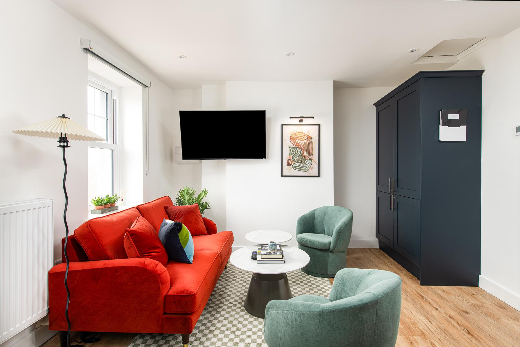 Stylish-5bed-5bath-FreeParking-By FabAccommodation3