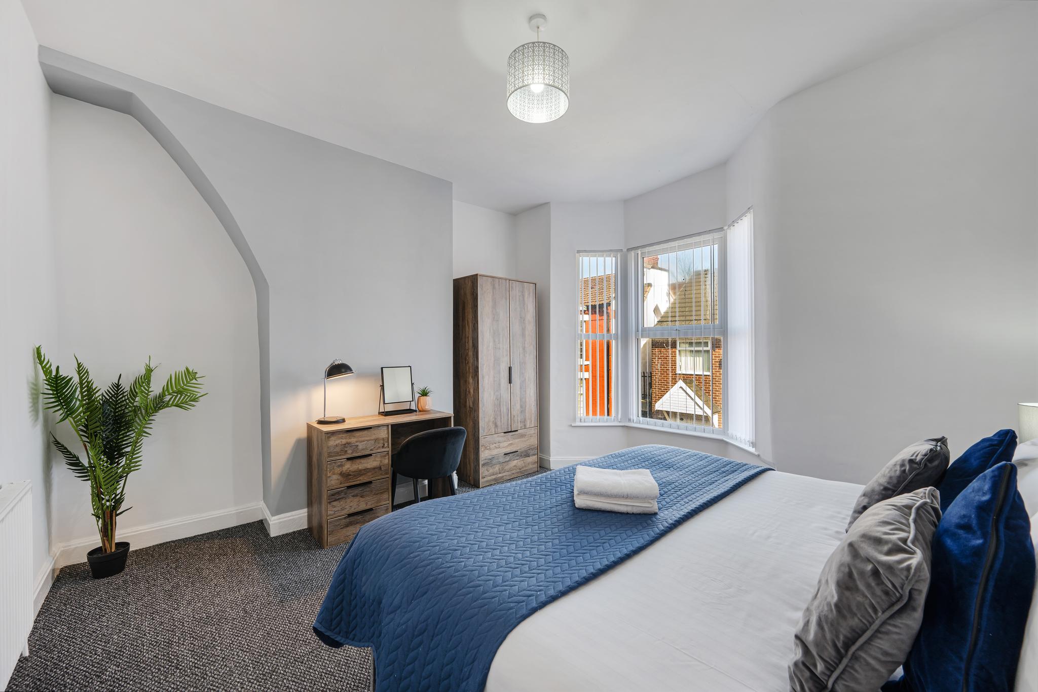 Cameron House | Air Host & Stay | 3BR sleeps 71
