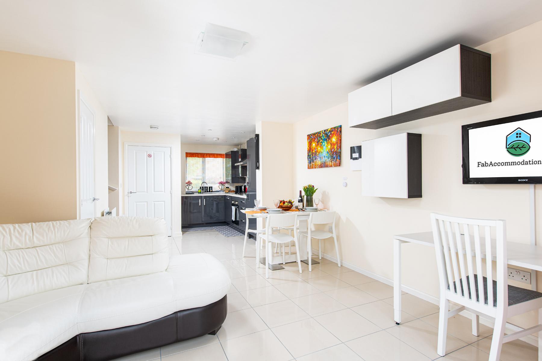 Modern & Quiet 2Bed House – FabAccommodation2