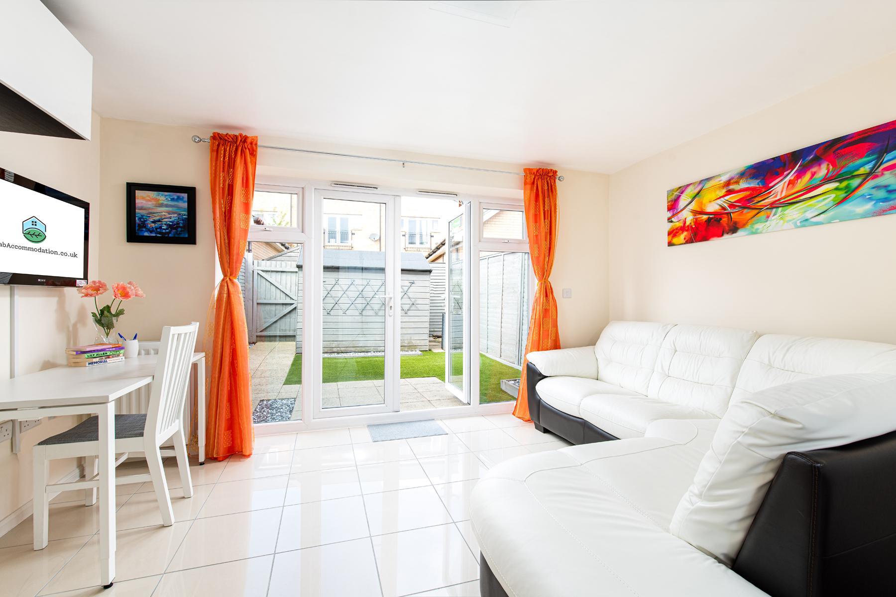 Modern & Quiet 2Bed House – FabAccommodation3