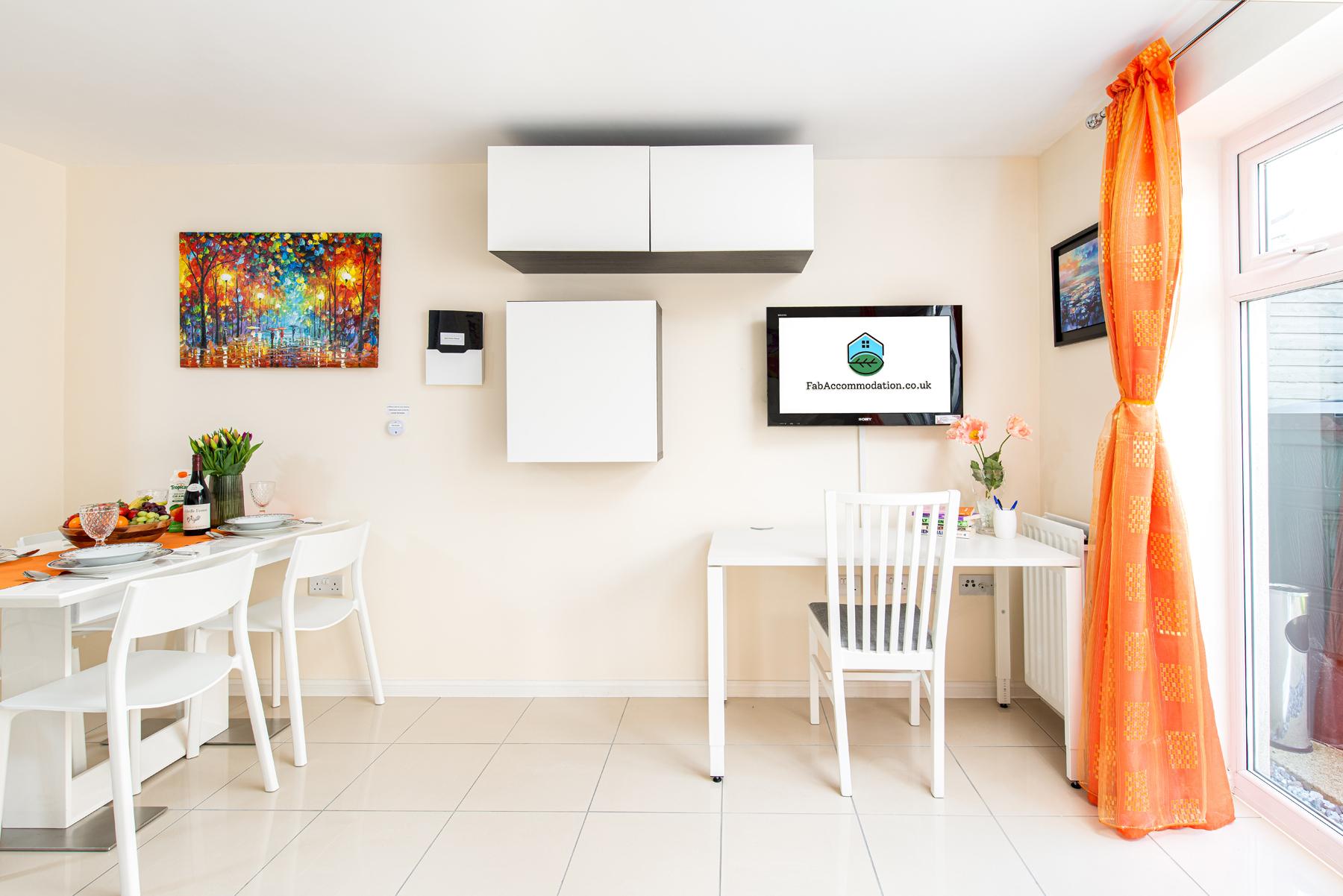 Modern & Quiet 2Bed House – FabAccommodation4