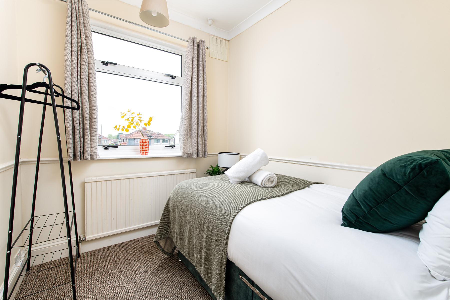 Business & Long Stays- Sleeps7-by FabAccommodation4