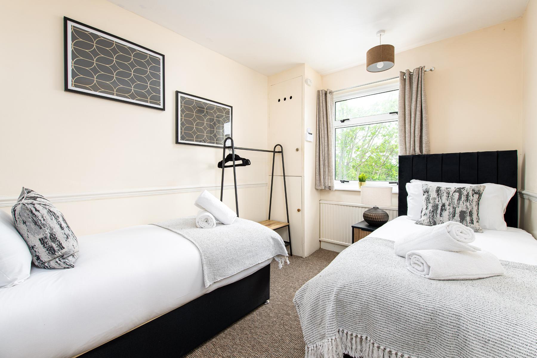 Business & Long Stays- Sleeps7-by FabAccommodation3