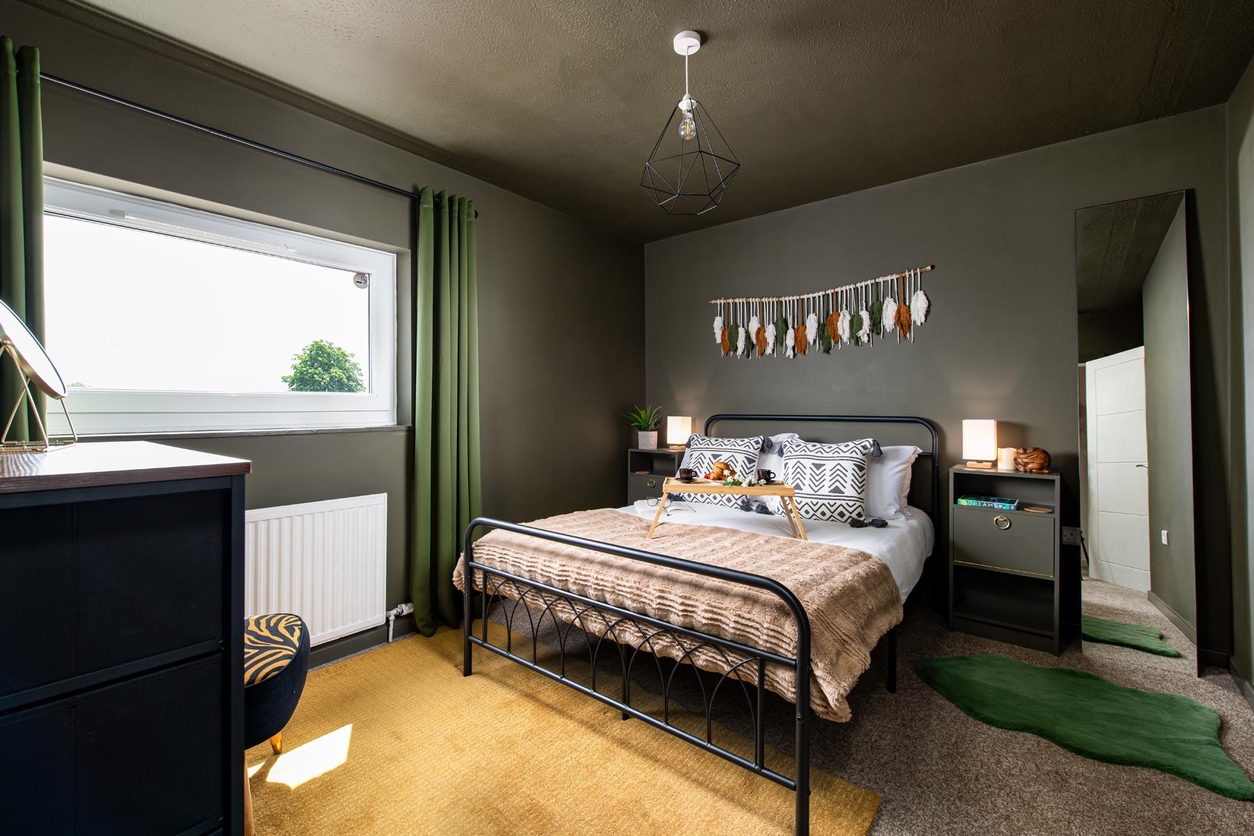 Private 3Bed-Parking-Sleeps5-By FabAccommodation2