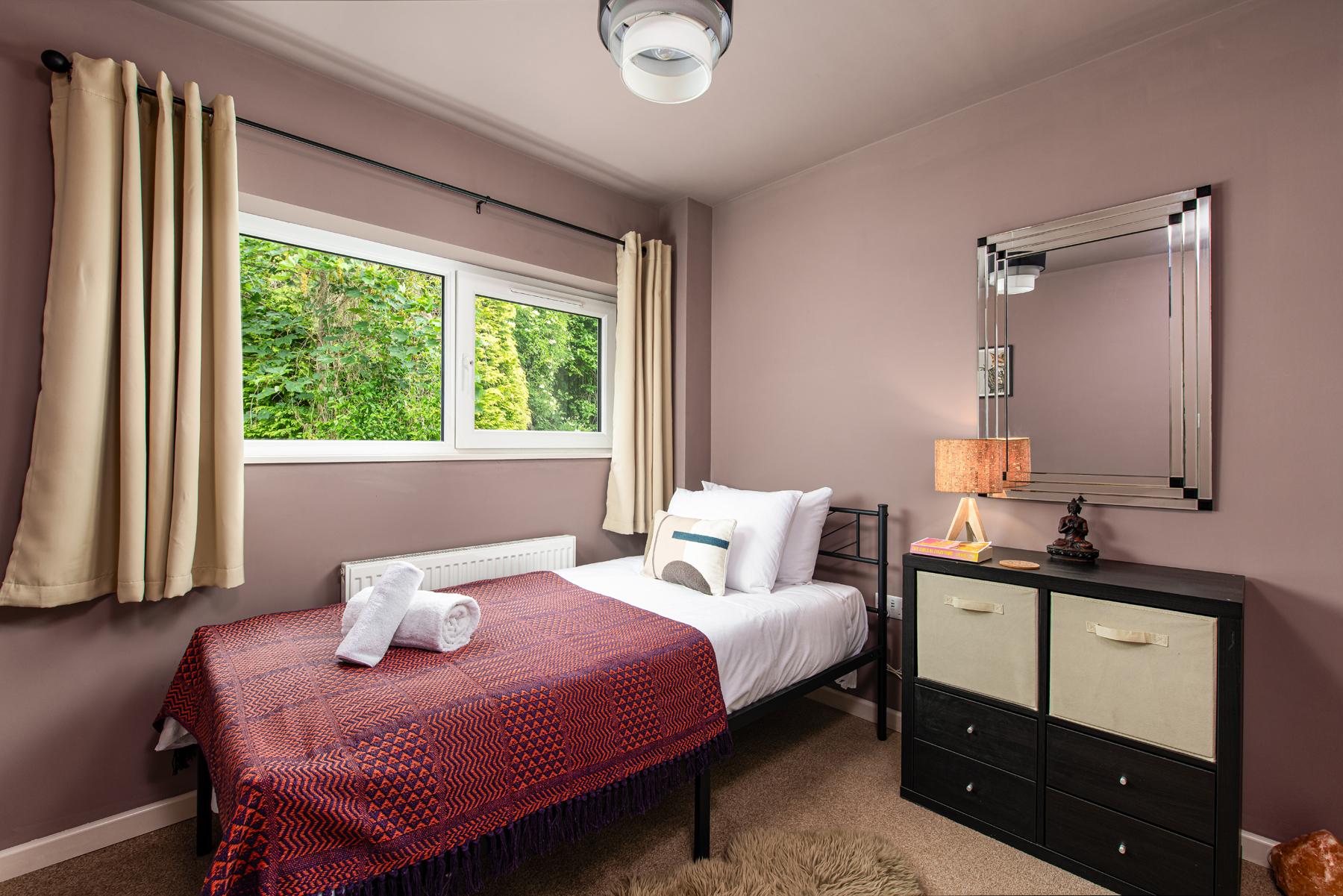 Private 3Bed-Parking-Sleeps5-By FabAccommodation4