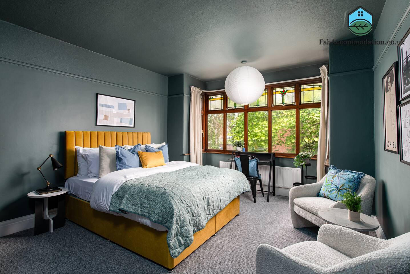 Large & Stylish-3Bed-Sleeps 6-By FabAccommodation2