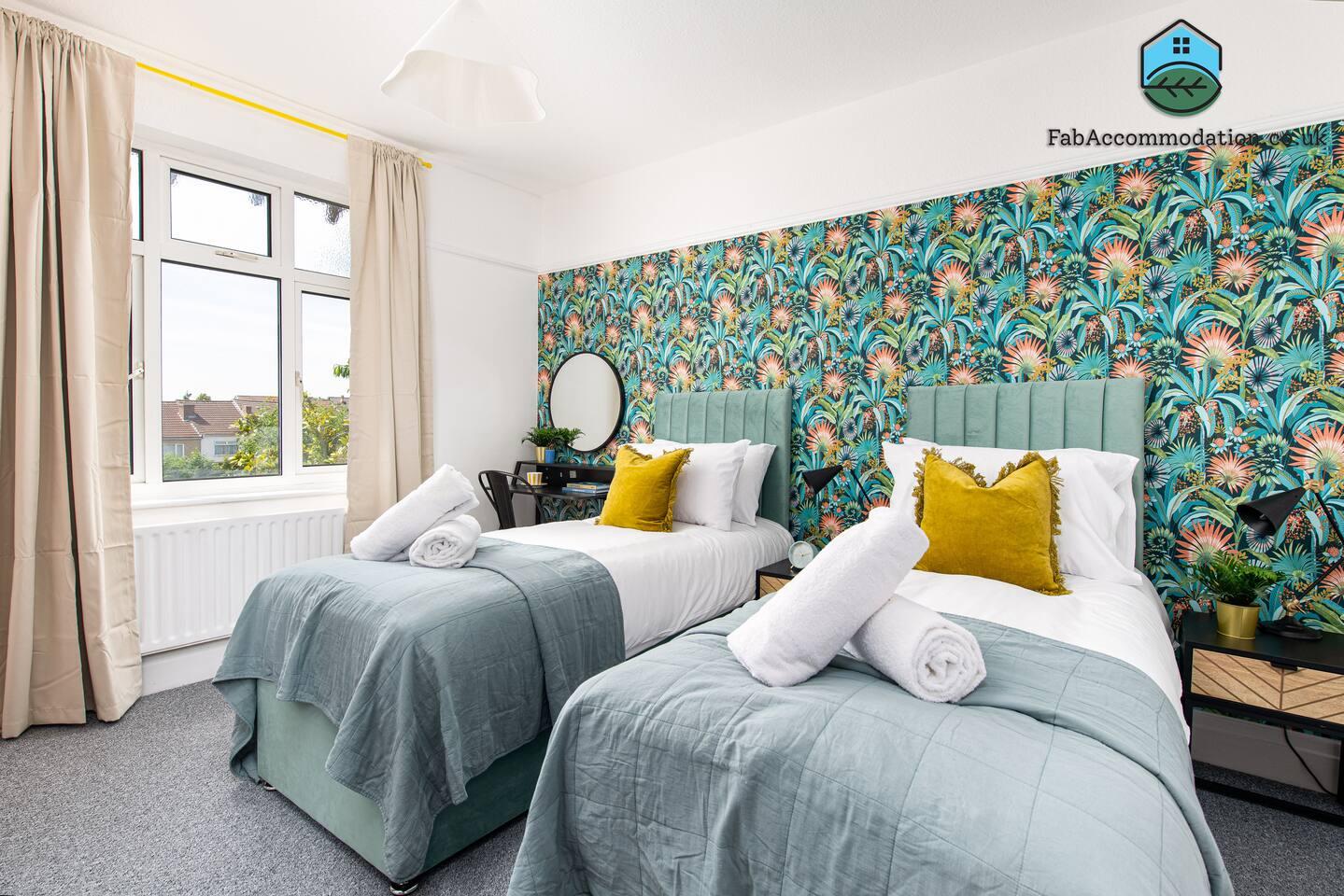 Large & Stylish-3Bed-Sleeps 6-By FabAccommodation3
