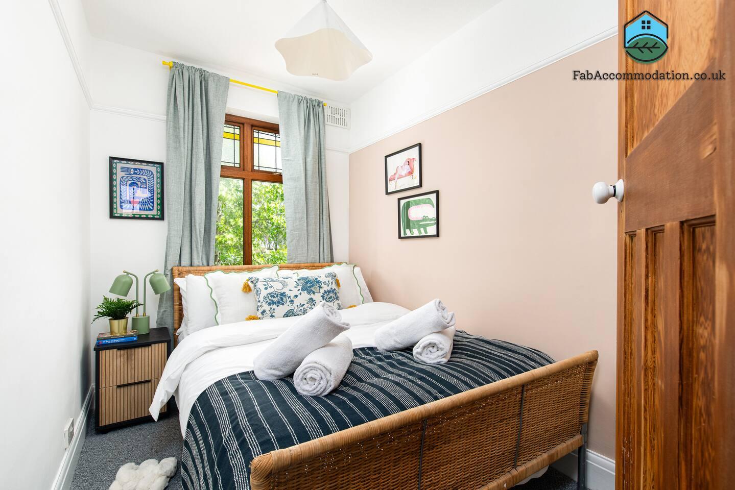 Large & Stylish-3Bed-Sleeps 6-By FabAccommodation4