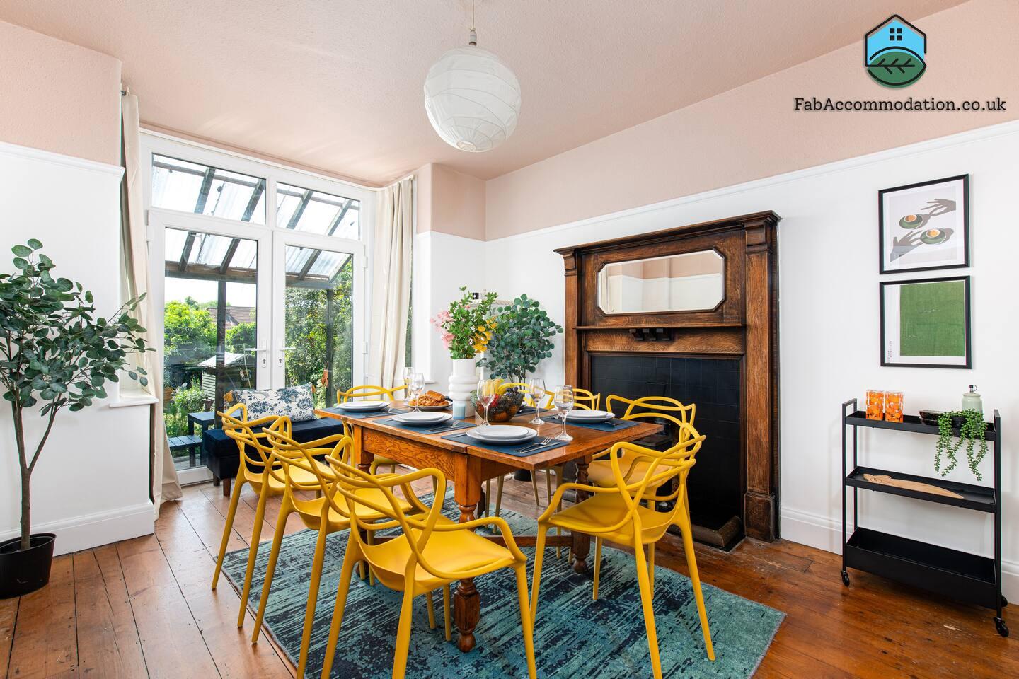 Large & Stylish-3Bed-Sleeps 6-By FabAccommodation5