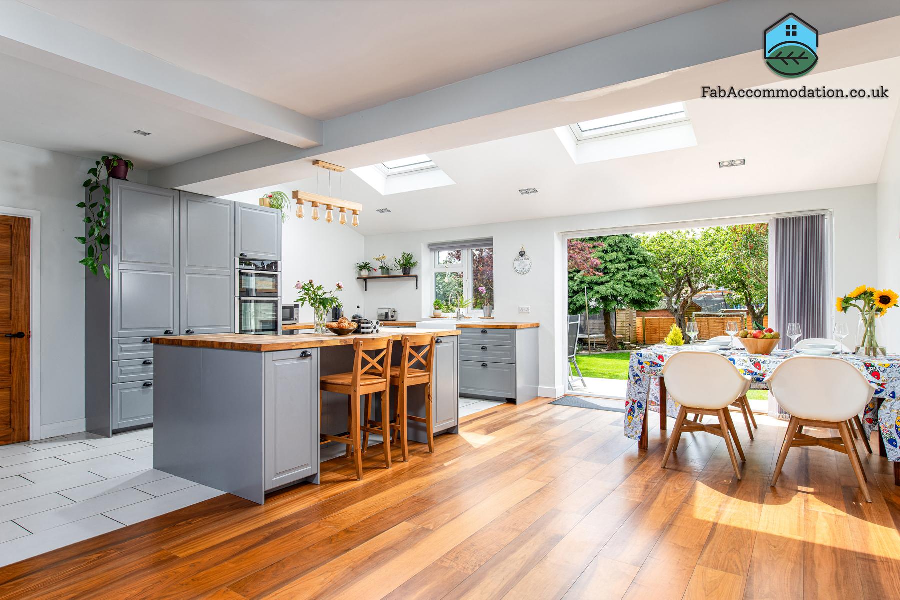 Spacious & Bright 3Bedroom Home-Sleeps7-Parking