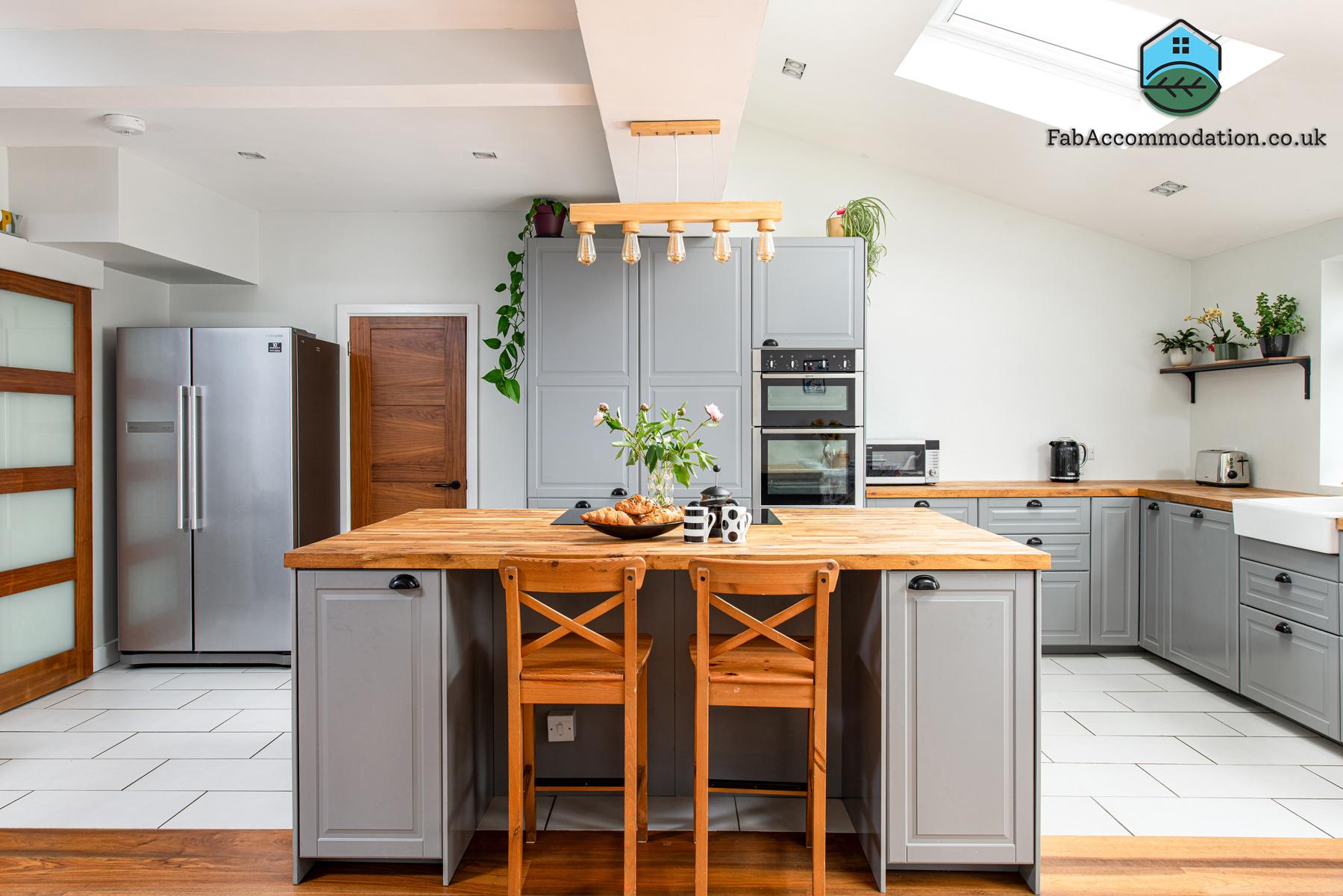 Spacious & Bright 3Bedroom Home-Sleeps7-Parking2