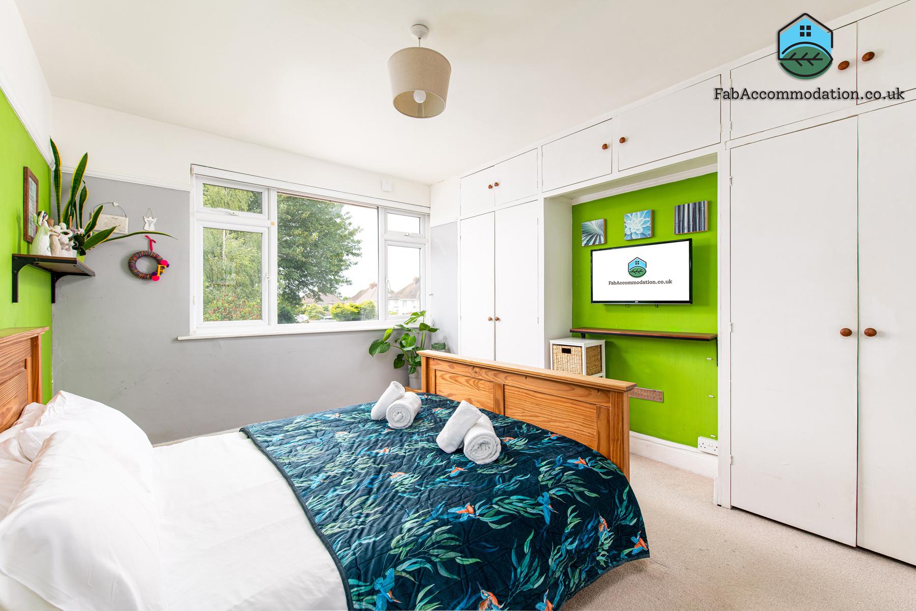 Spacious & Bright 3Bedroom Home-Sleeps7-Parking4