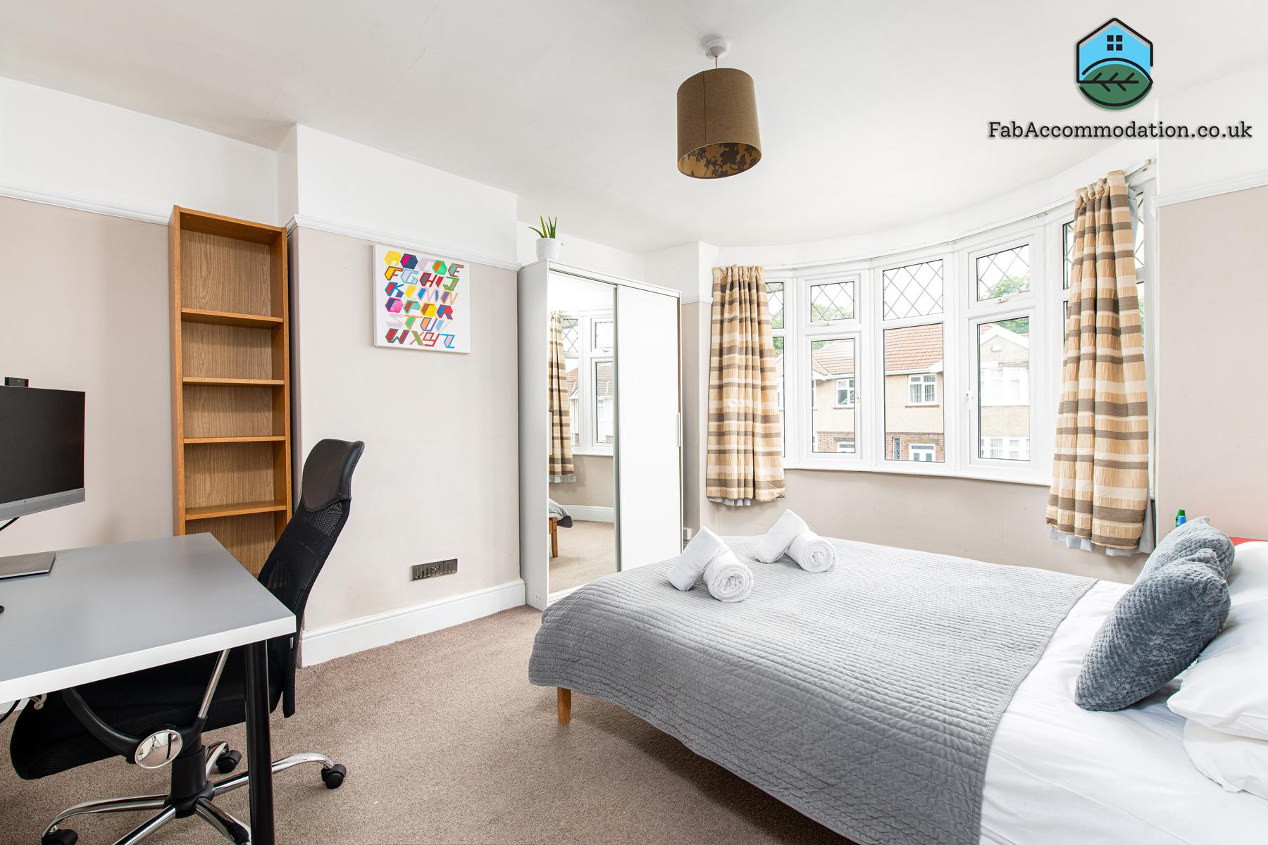 Spacious & Bright 3Bedroom Home-Sleeps7-Parking5