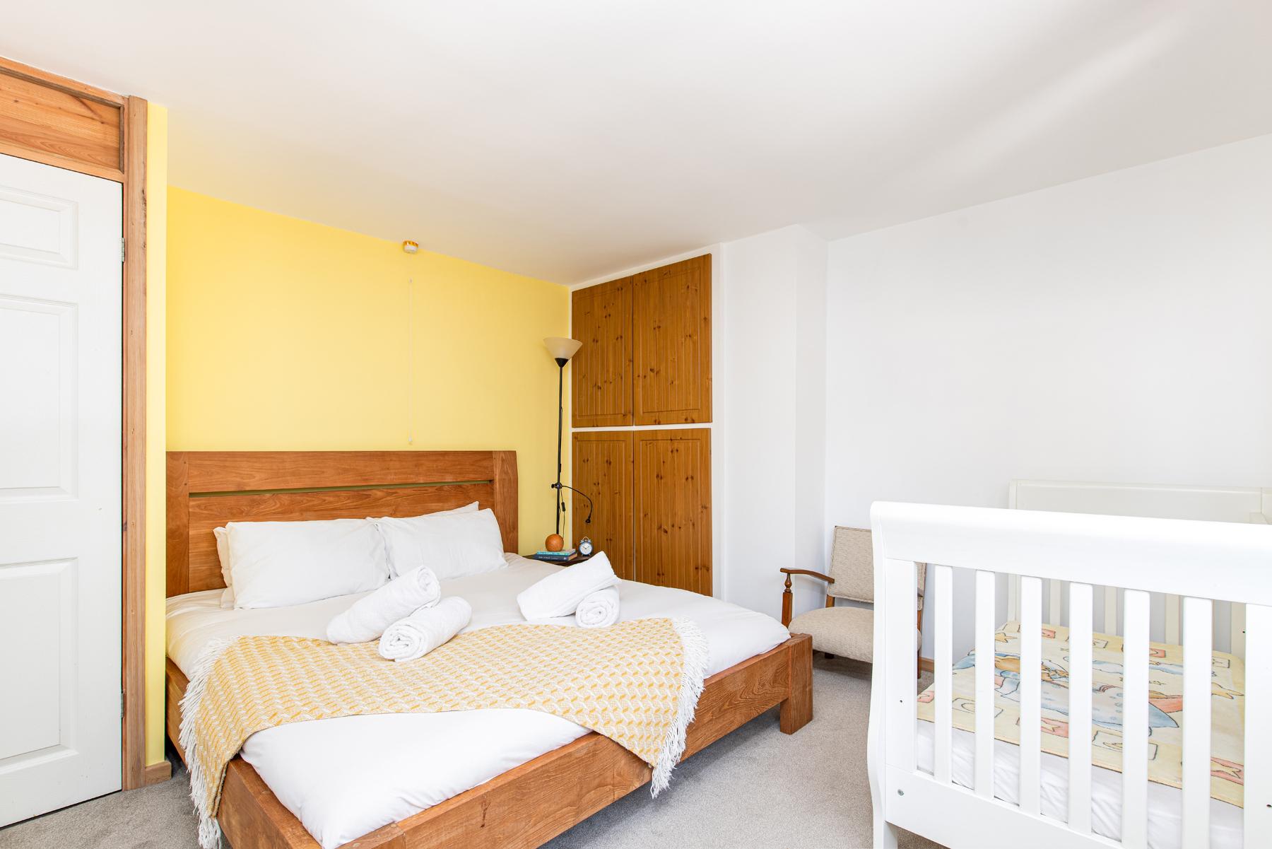 Comfortable and Quiet 2 Bed House-Parking-Families4
