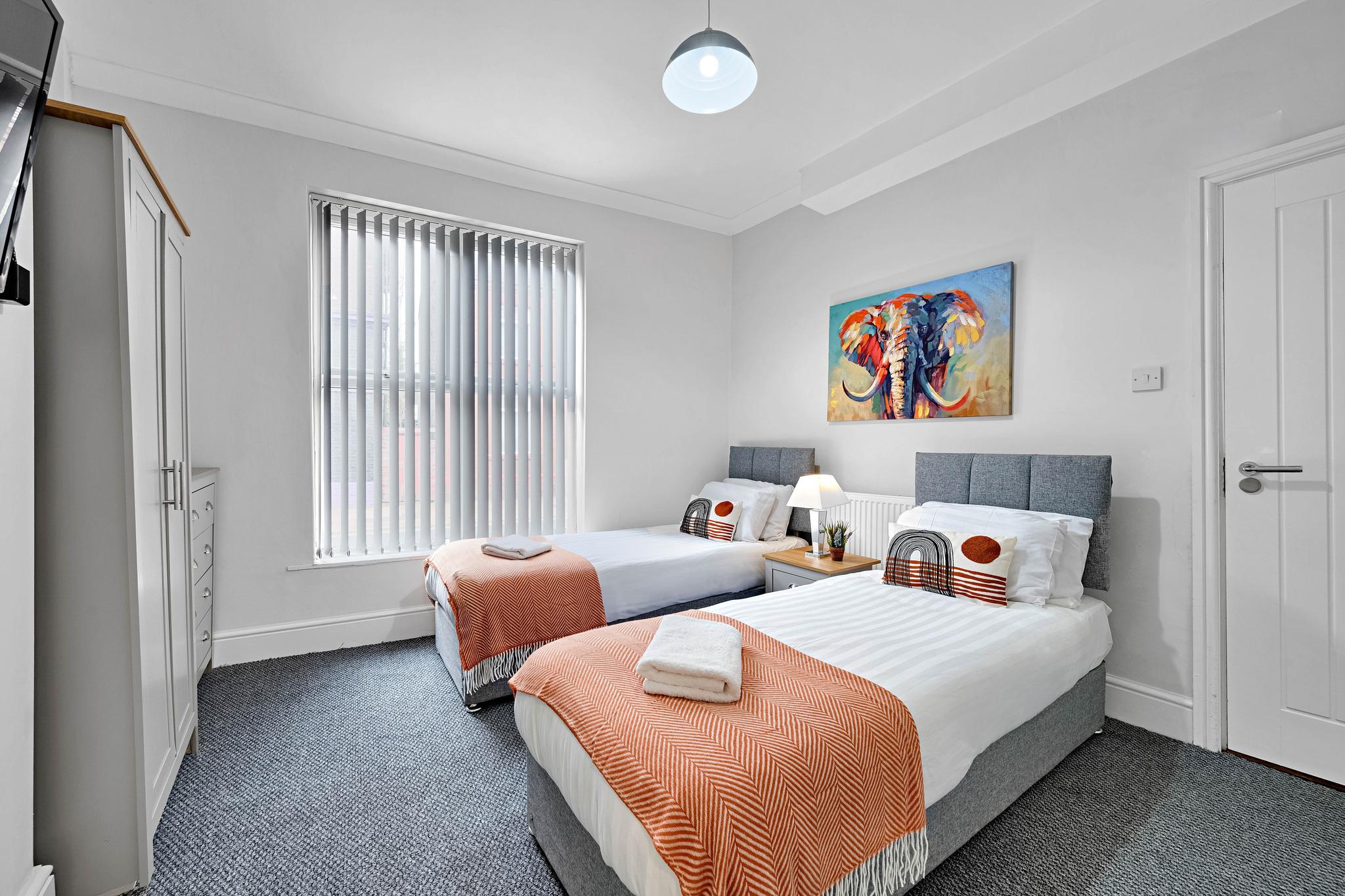 Kemble House | Air Host & Stay | 5BR Sleeps 101