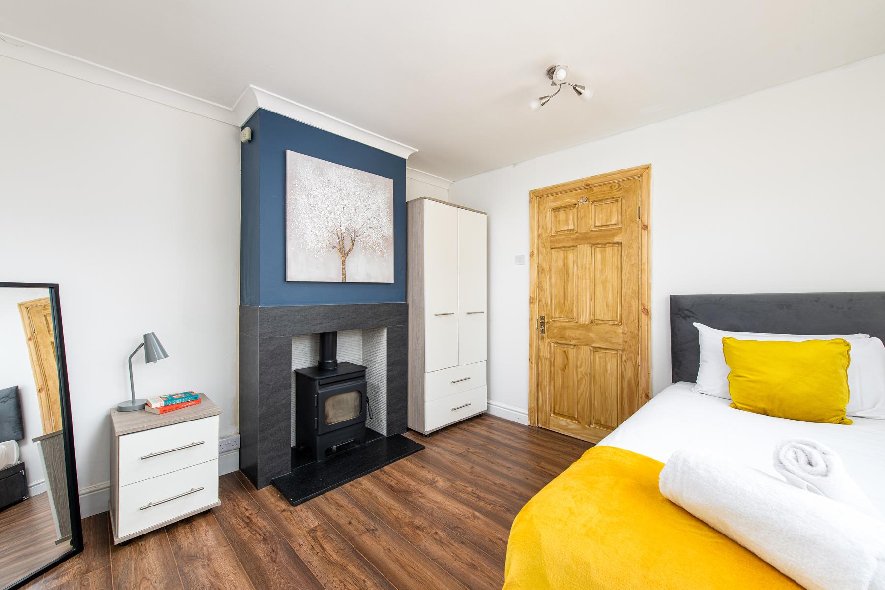Large 4Bedroom House-Parking -By FabAccommodation5