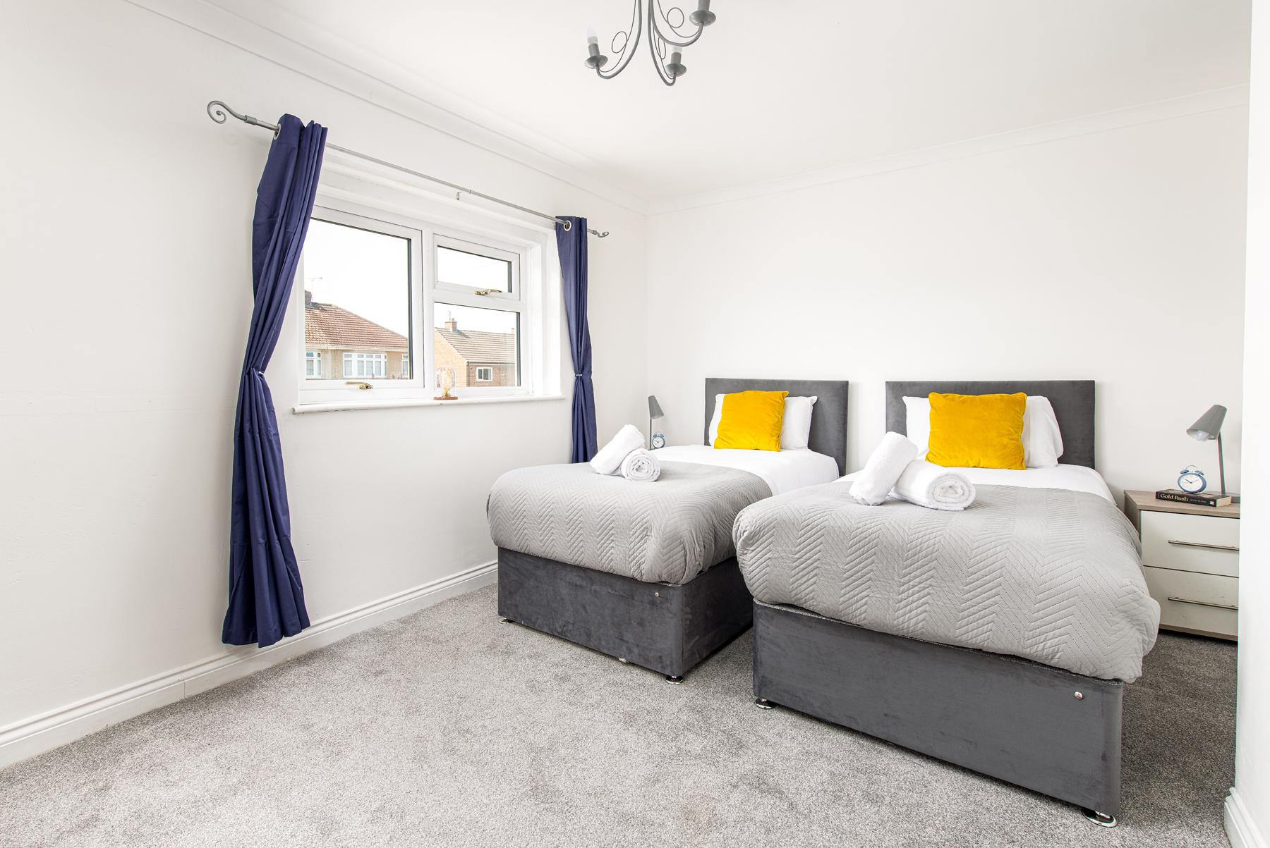 Large 4Bedroom House-Parking -By FabAccommodation6