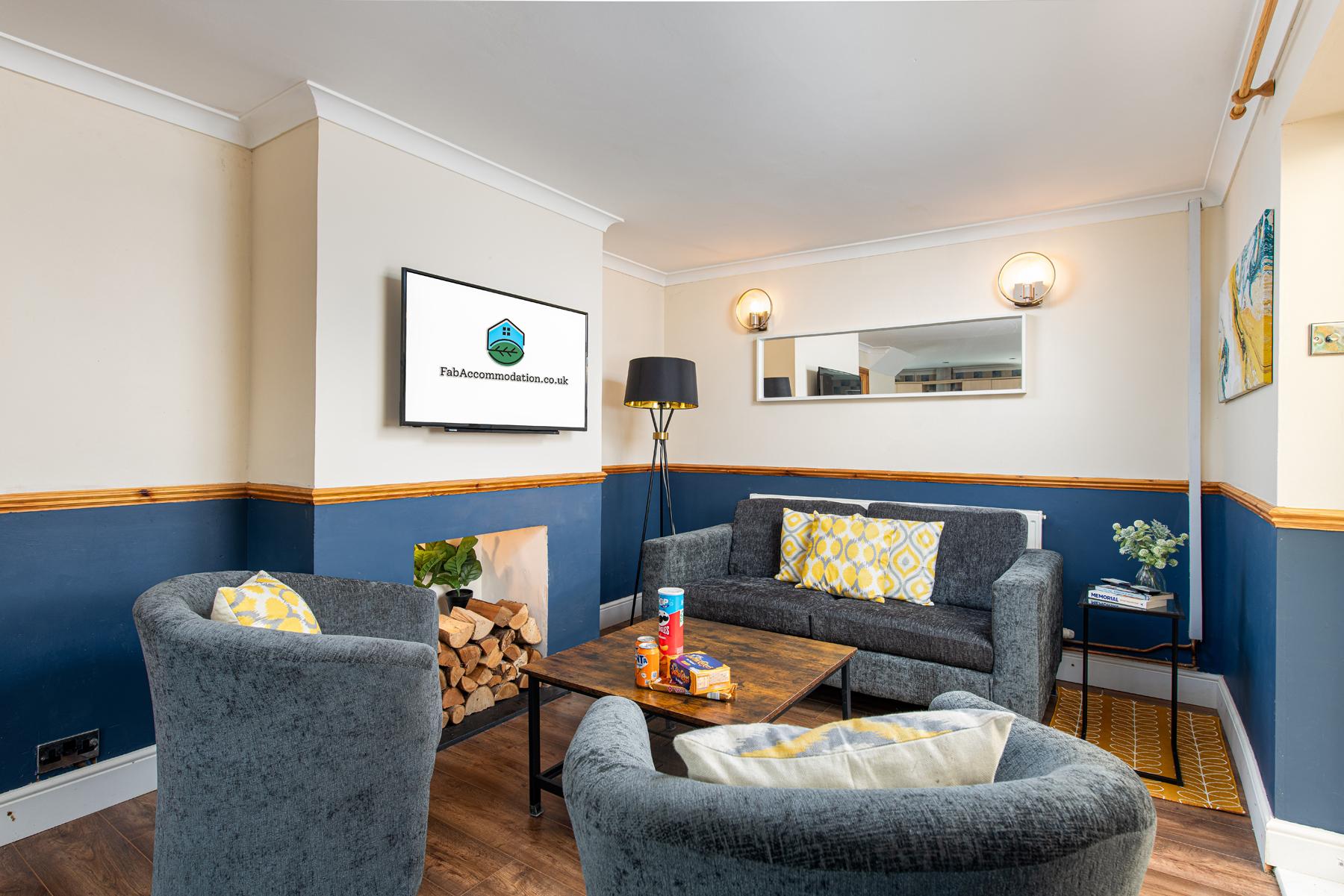 Large 4Bedroom House-Parking -By FabAccommodation2