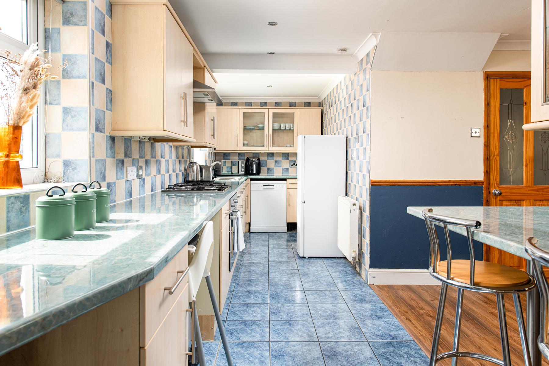 Large 4Bedroom House-Parking -By FabAccommodation4