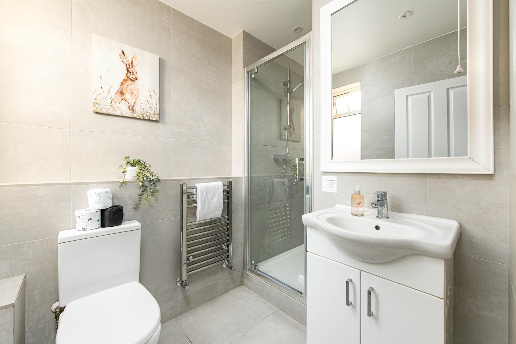 Long Stay 5Bed-2Bath-Parking-By FabAccommodation6