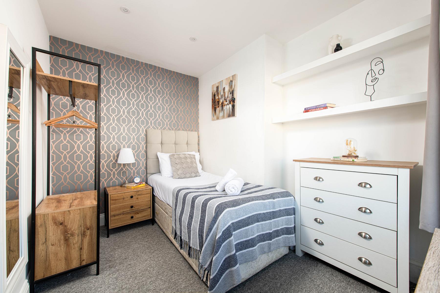 Long Stay 5Bed-2Bath-Parking-By FabAccommodation4