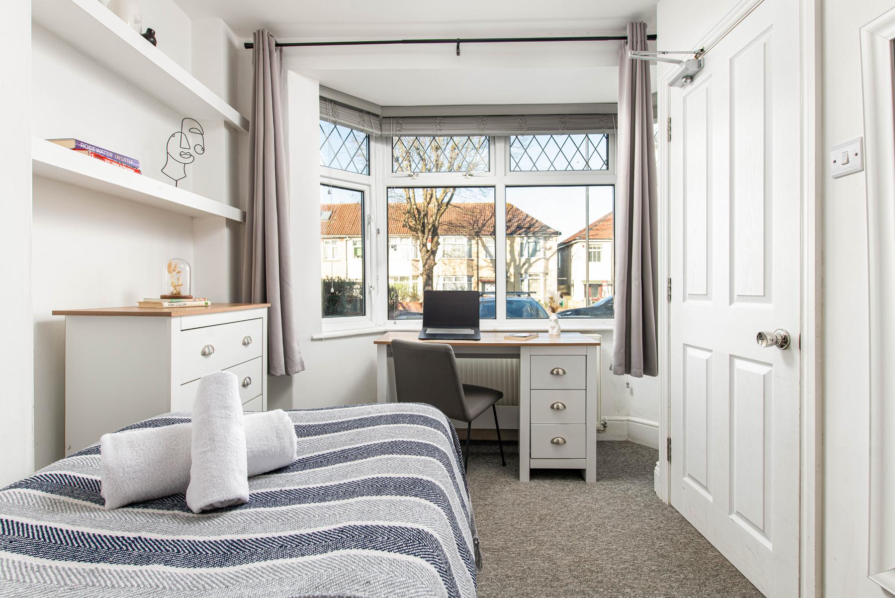 Long Stay 5Bed-2Bath-Parking-By FabAccommodation2