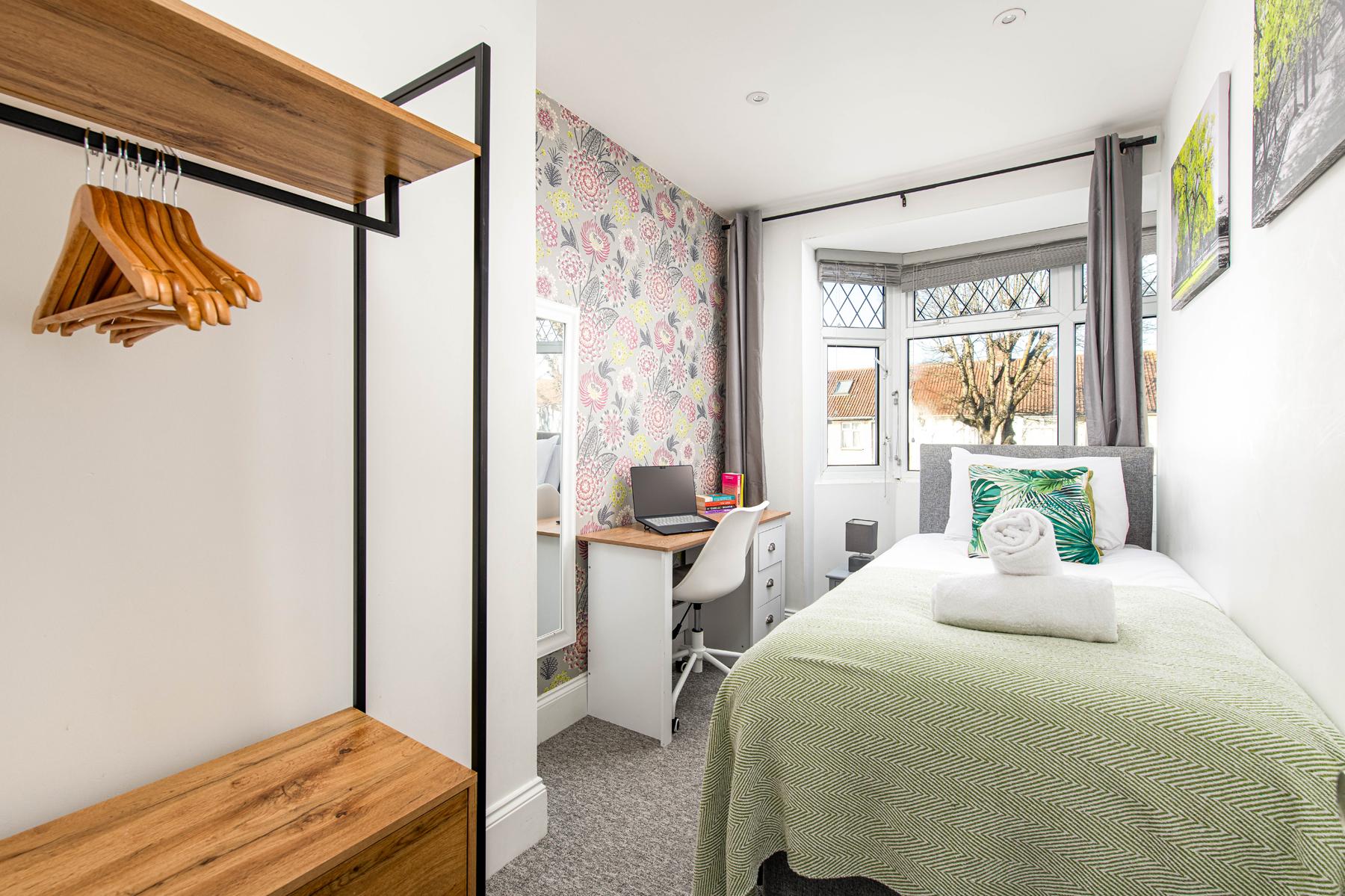 Long Stay 5Bed-2Bath-Parking-By FabAccommodation5