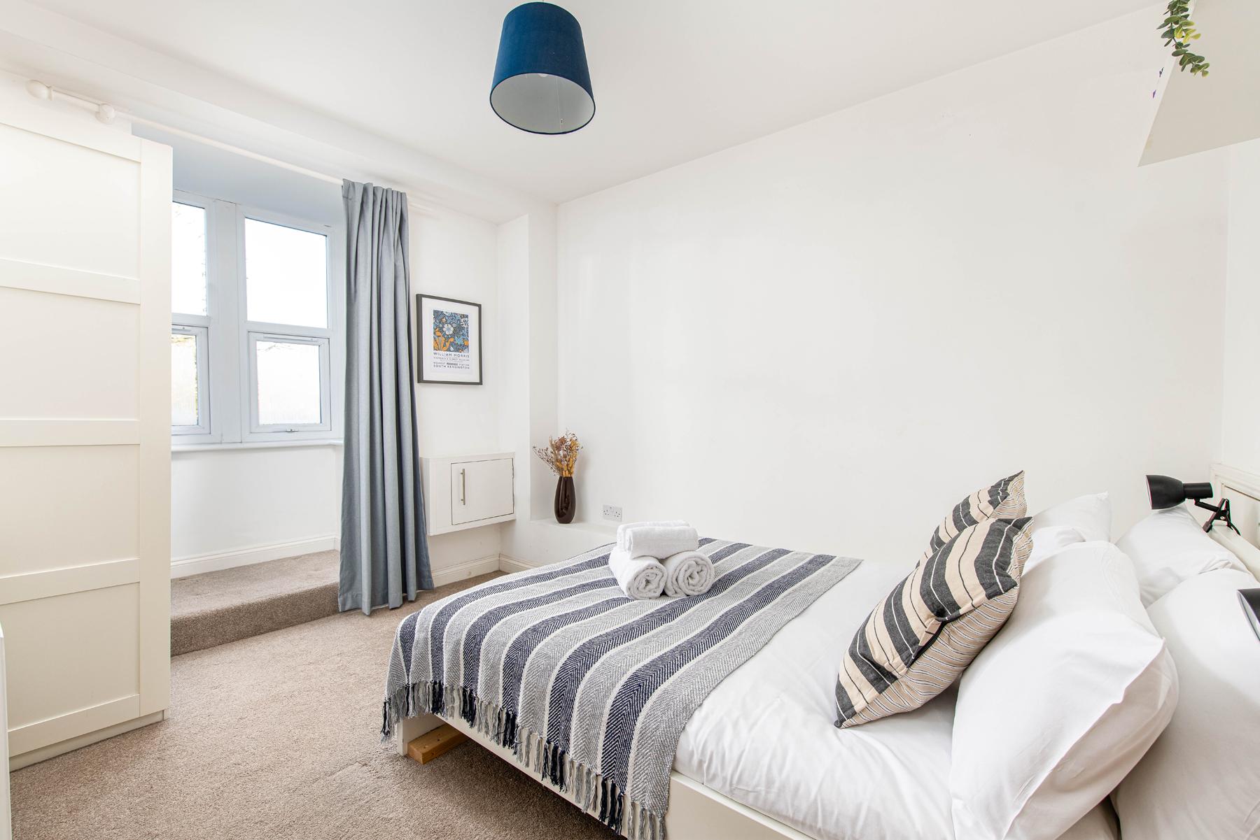 Large 5Bed Town House-Sleeps 9-By FabAccommodation4