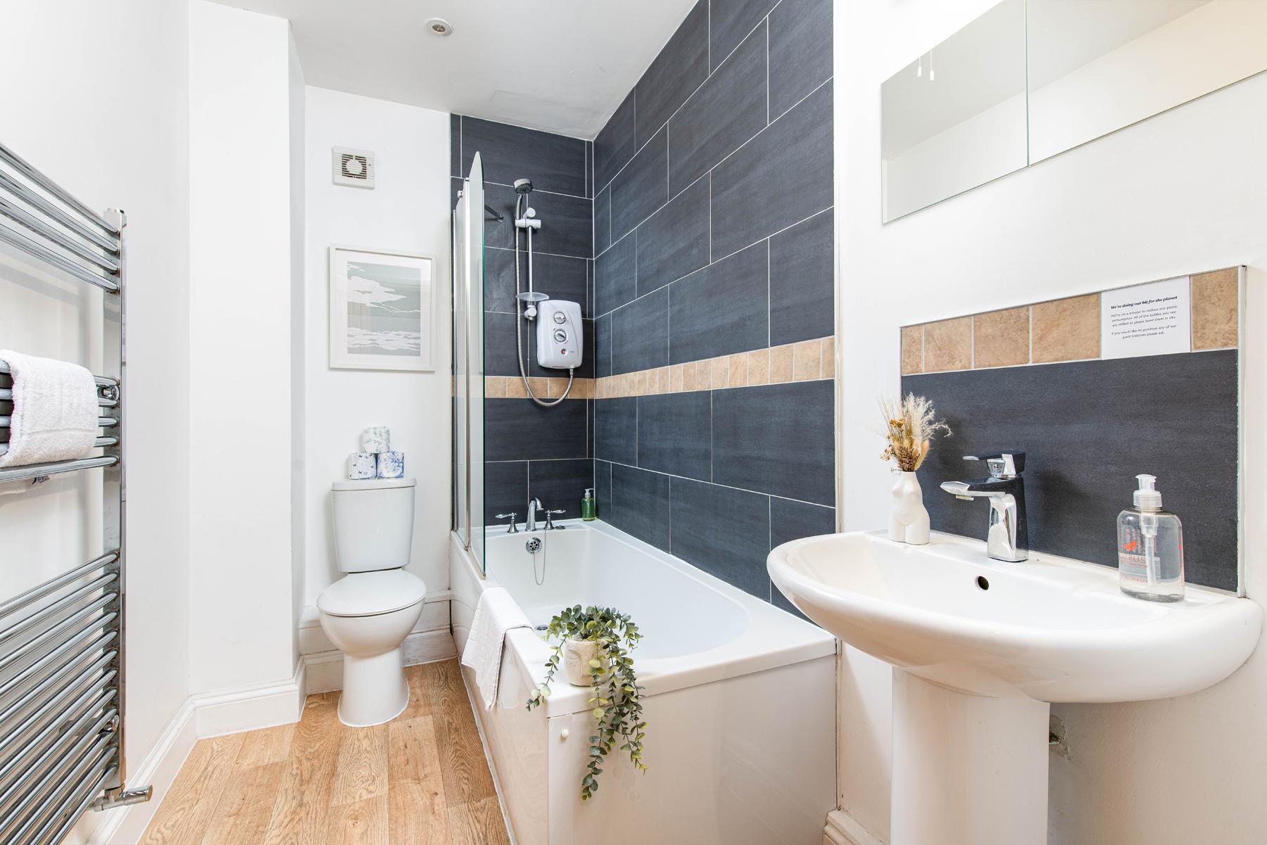 Large 5Bed Town House-Sleeps 9-By FabAccommodation6