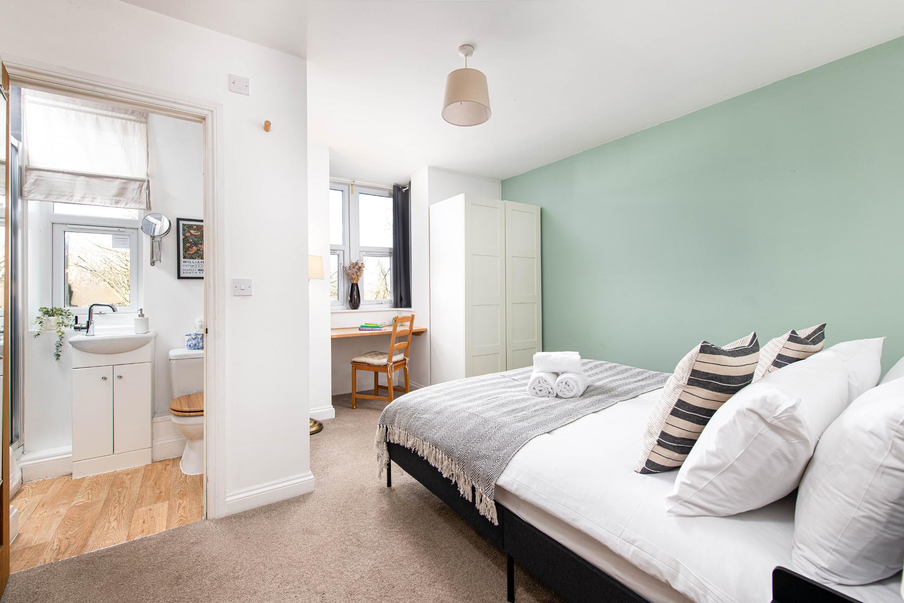 Large 5Bed Town House-Sleeps 9-By FabAccommodation2