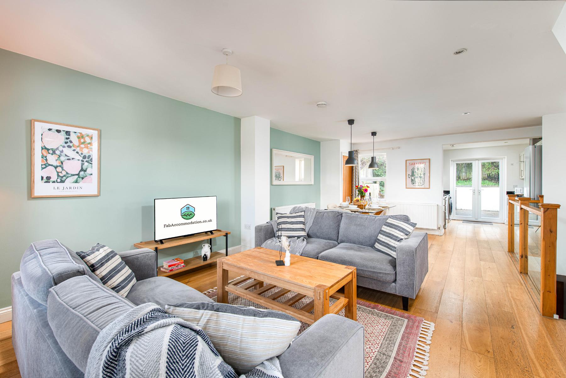 Large 5Bed Town House-Sleeps 9-By FabAccommodation1