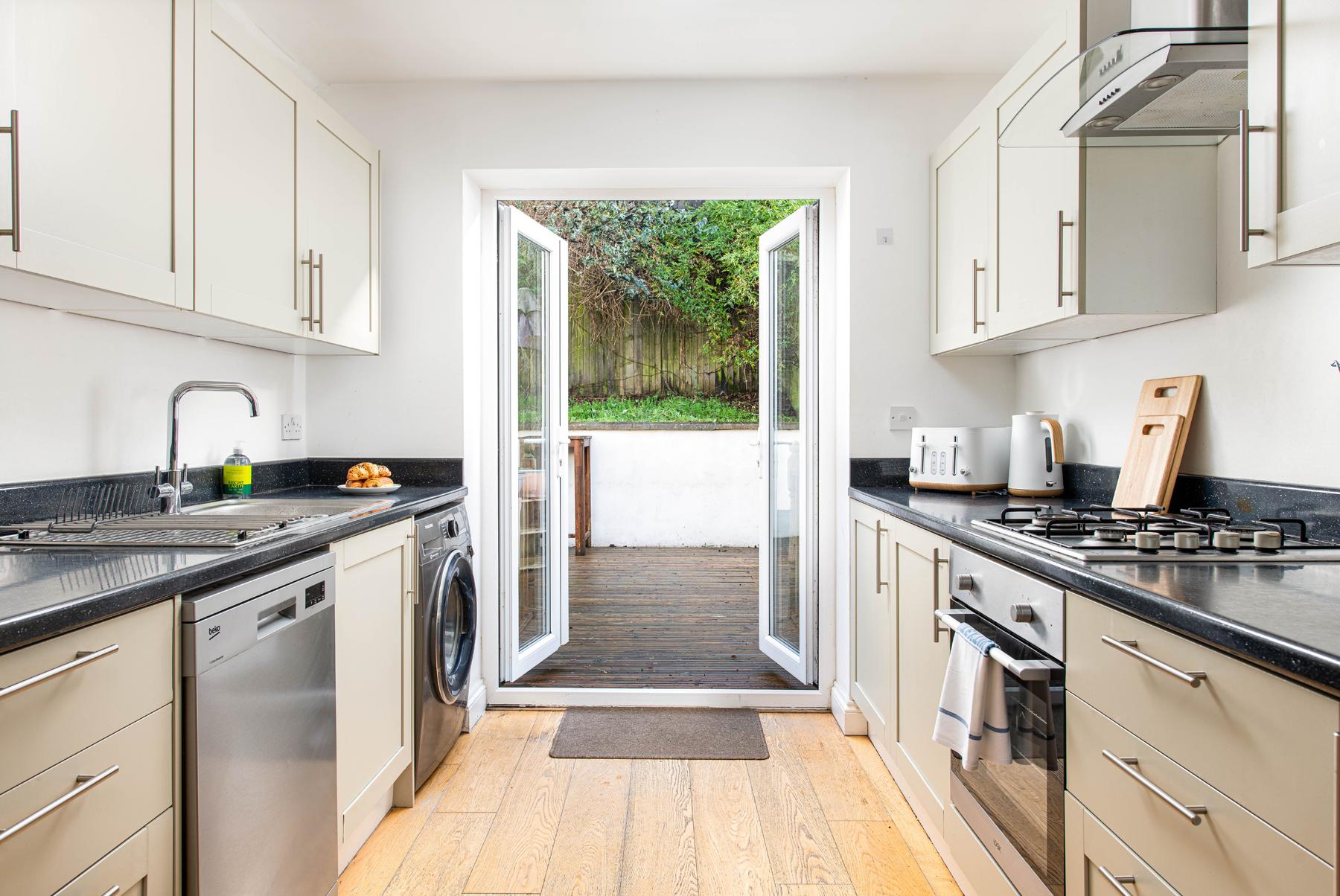 Large 5Bed Town House-Sleeps 9-By FabAccommodation5