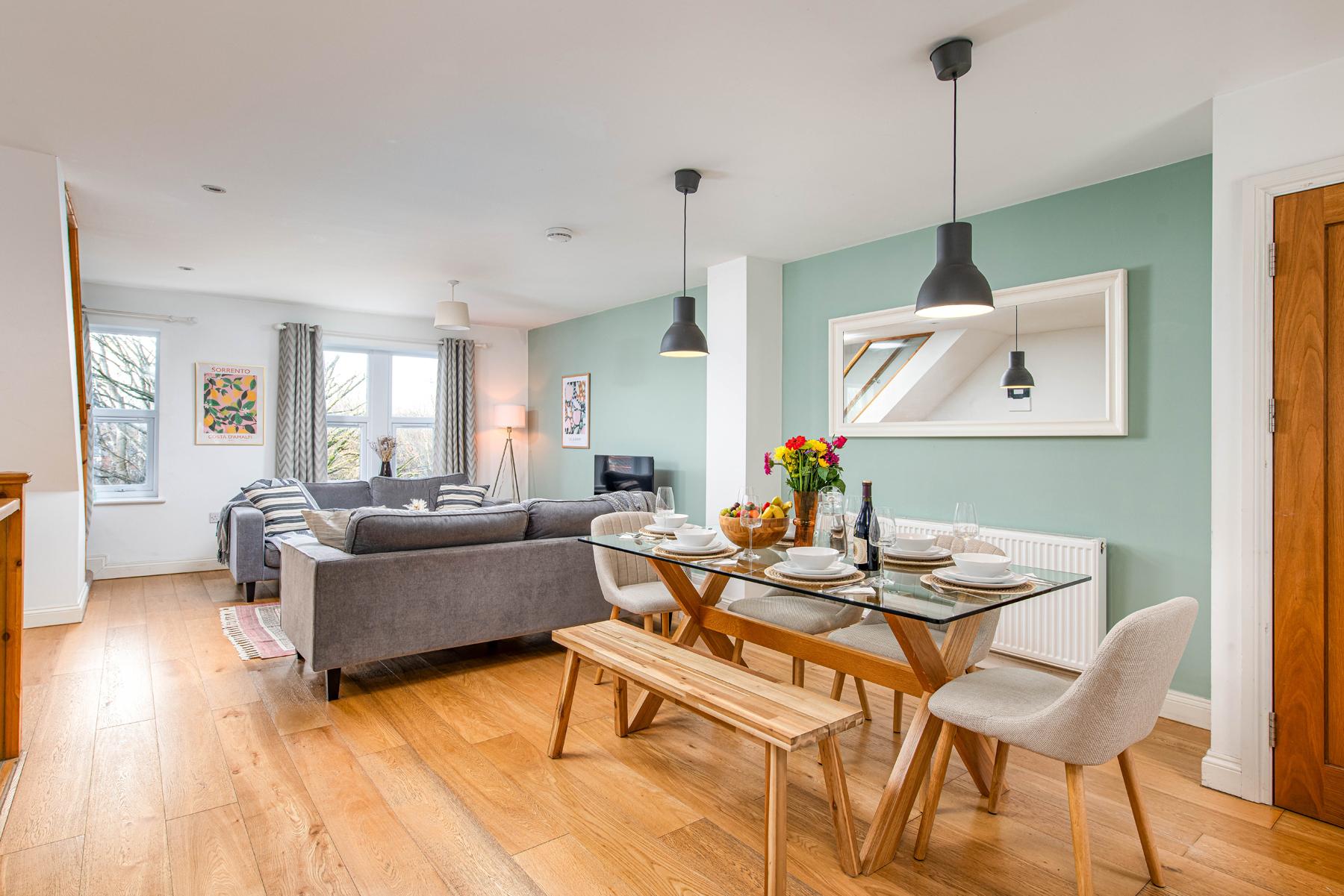 Large 5Bed Town House-Sleeps 9-By FabAccommodation3