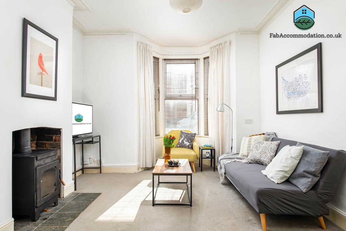 Spacious and Bright 2Bed House-By FabAccommodation1