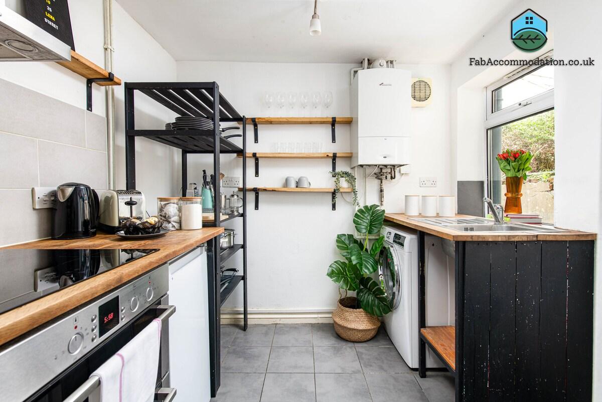 Spacious and Bright 2Bed House-By FabAccommodation4