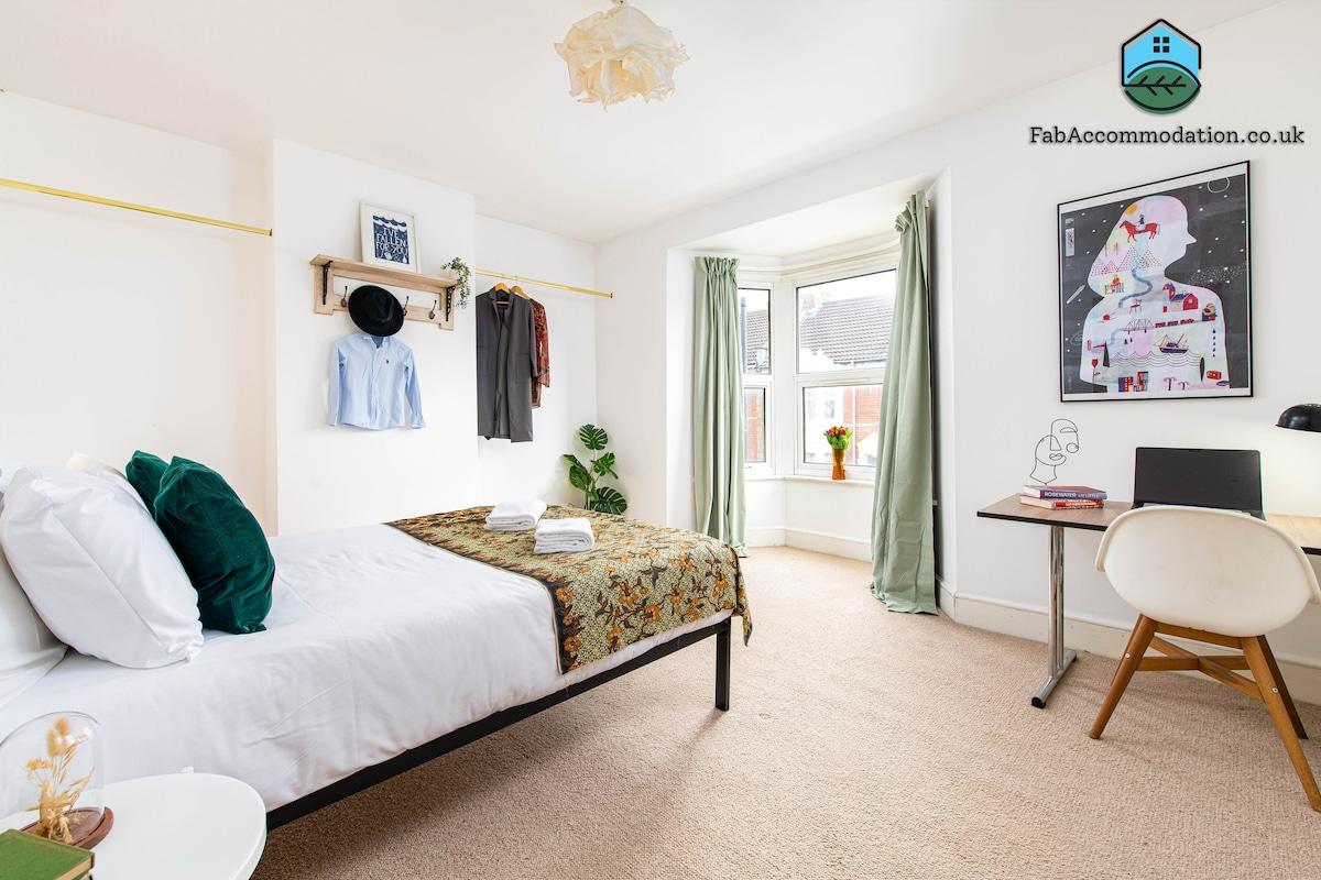 Spacious and Bright 2Bed House-By FabAccommodation2