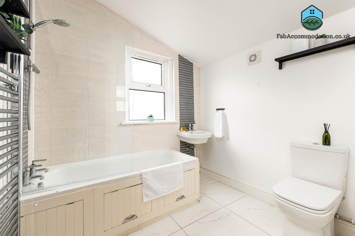 Spacious and Bright 2Bed House-By FabAccommodation6